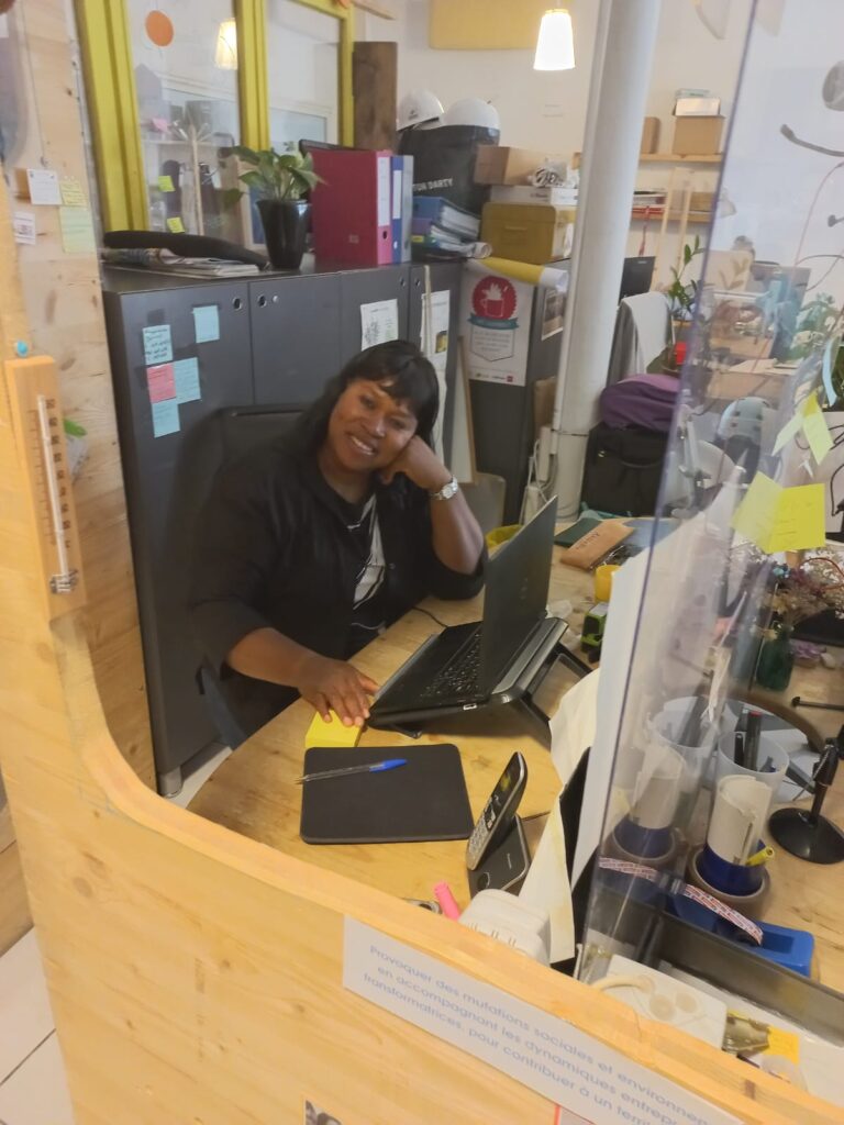 Kadiatou à son bureau de La Ruche, Marseille